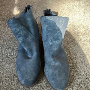 Universal thread denim color bootie. Size 8.